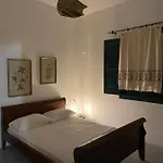 Anevalousa House *